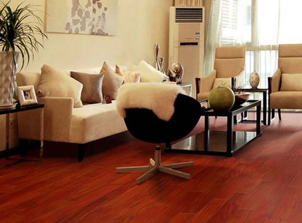 紅色木地板客廳配什麼沙發？木地板顏色怎麼選？-裝潢設計不求人-家具室內裝潢資訊網